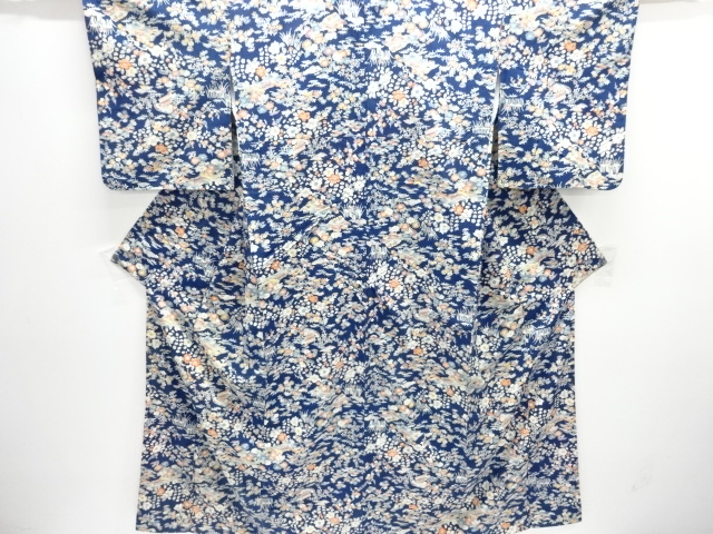 家屋に草花模様手織り紬着物